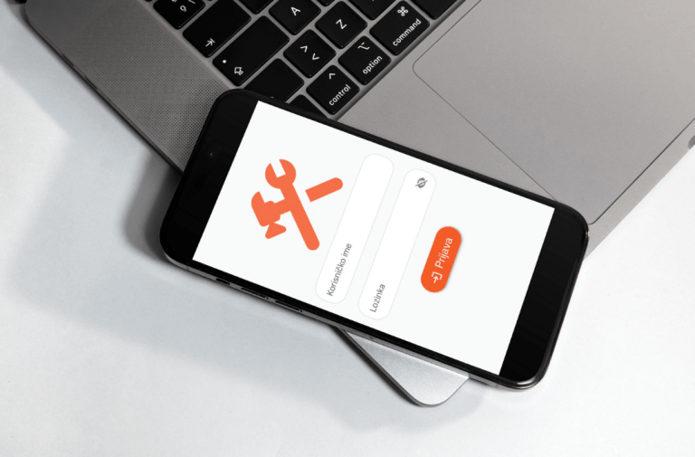 Majstorko aplikacija na mobitelu uz laptop